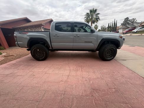 Used 2018 Toyota Tacoma TRD Off-Road AWD/4WD image 4