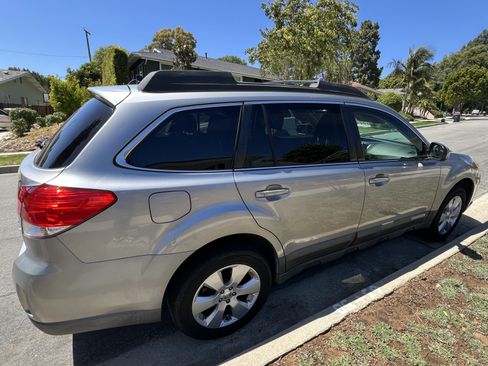 Used 2011 Subaru Outback 2.5i Limited w/ PWR Moonroof Pkg AWD/4WD image 4