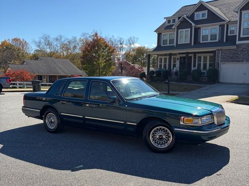Used 1997 Lincoln Town Car Executive image 4