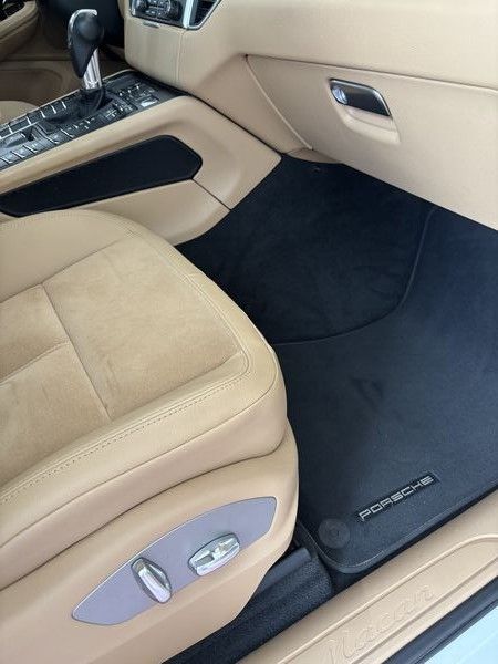 Used 2018 Porsche Macan Sport Edition AWD/4WD image 21