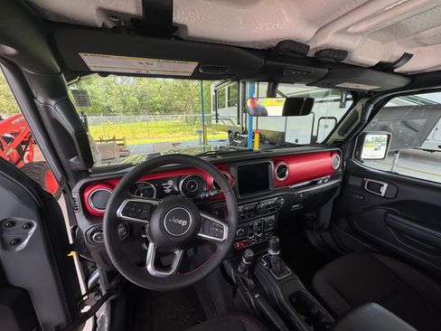 Used 2023 Jeep Wrangler Unlimited Rubicon AWD/4WD image 6