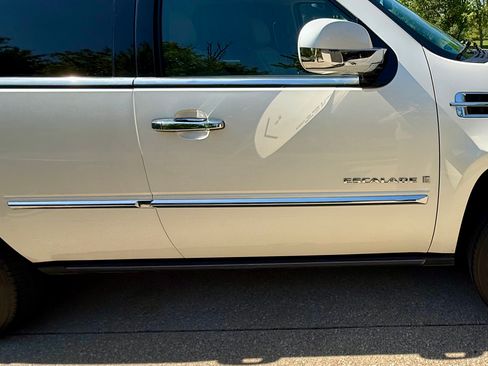 Used 2009 Cadillac Escalade AWD image 9