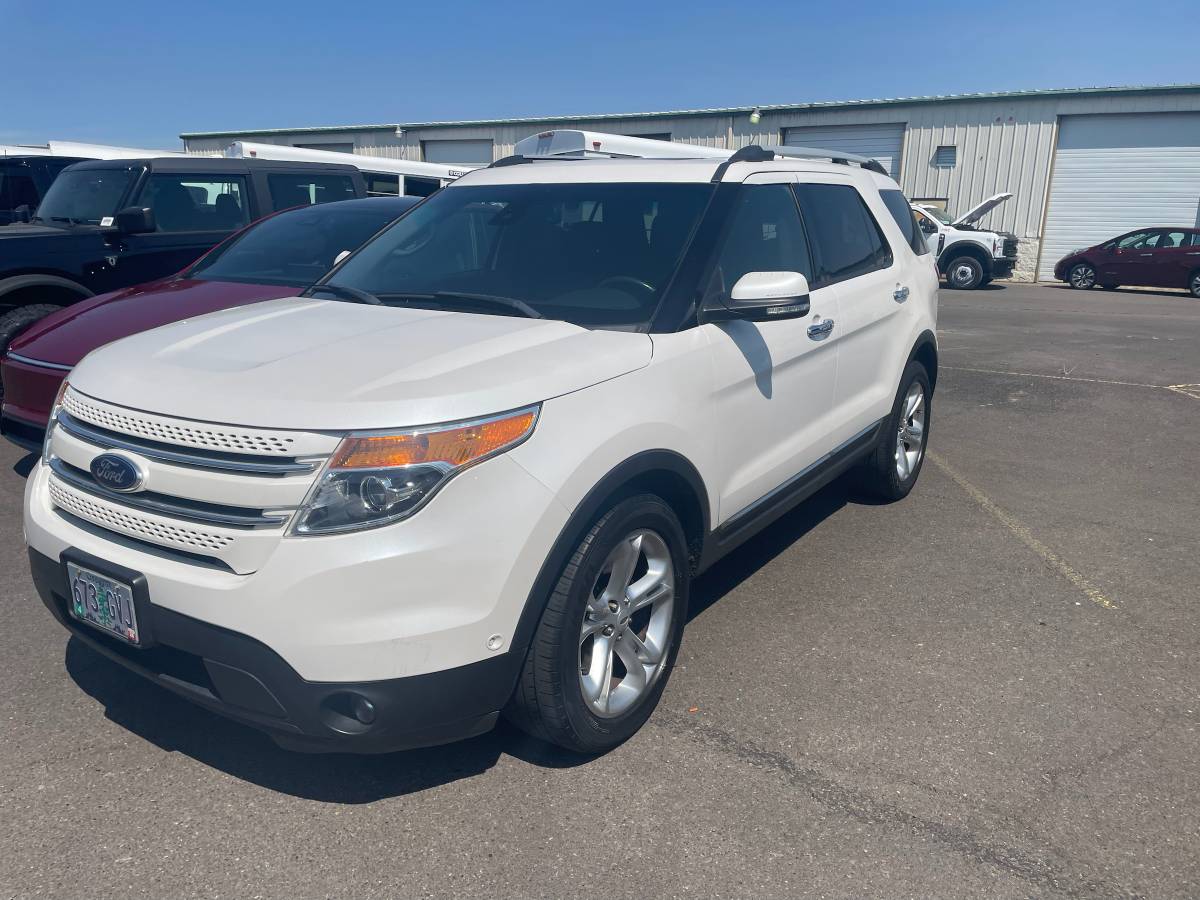 Used 2014 Ford Explorer Limited w/ Equipment Group 302A AWD/4WD image 2