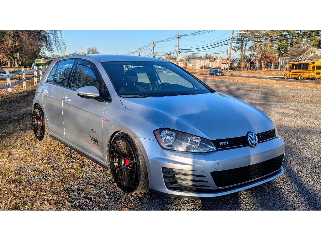 Used 2017 Volkswagen Golf 4-Door FWD image 1