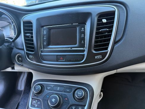 Used 2015 Chrysler 200 Limited w/ Convenience Group image 10