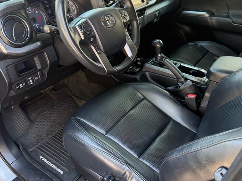 Used 2019 Toyota Tacoma TRD Off-Road w/ TRD Premium Off Road Package image 11