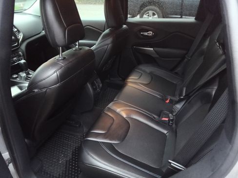 Used 2019 Jeep Cherokee Latitude Plus w/ Cold Weather Group image 17