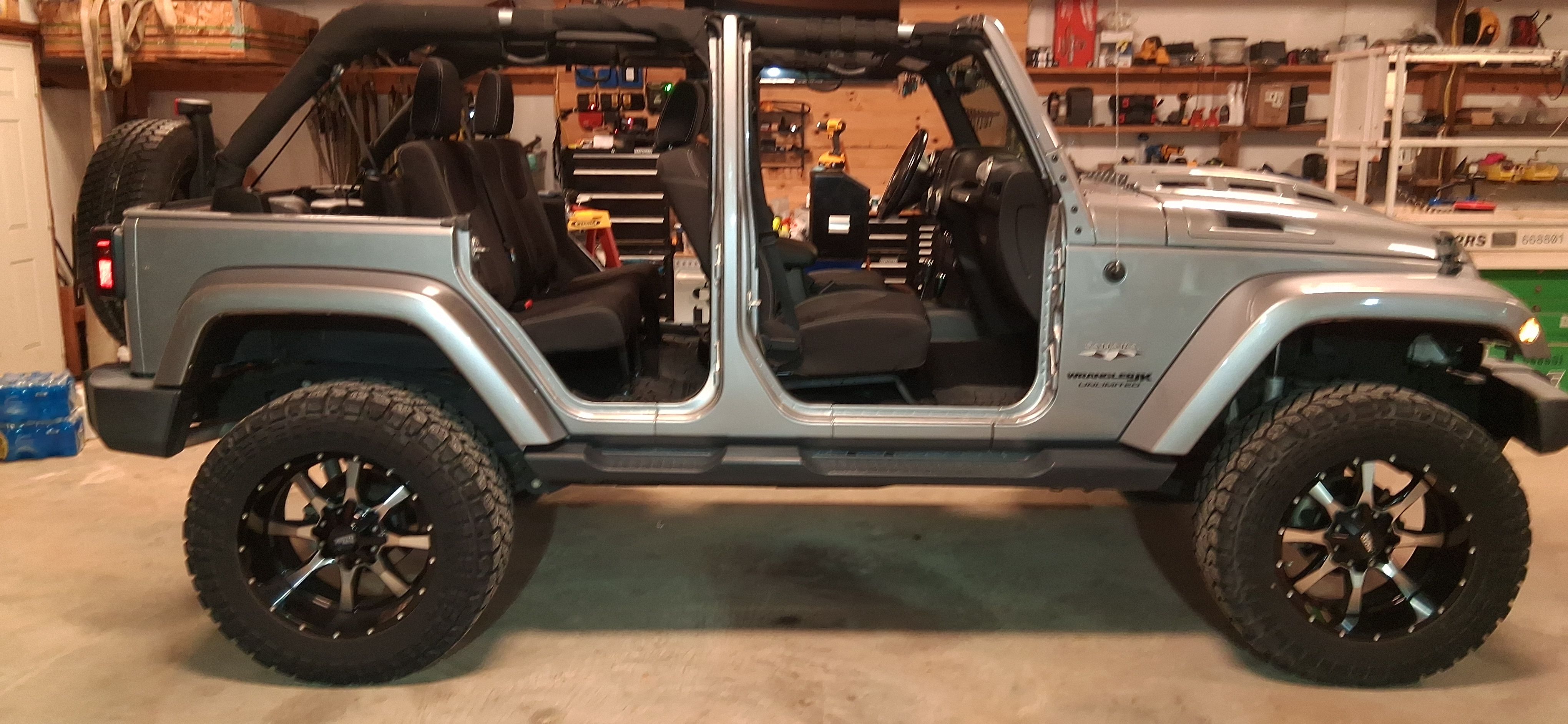Used 2018 Jeep Wrangler Unlimited Sahara w/ Connectivity Group AWD/4WD image 10
