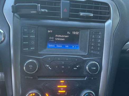 Used 2017 Ford Fusion SE FWD image 31