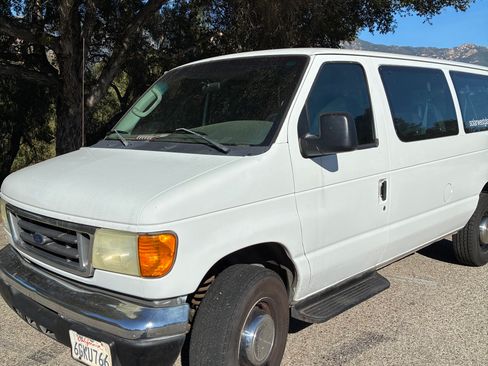 Used 2004 Ford E-350 and Econoline 350 XLT image 3