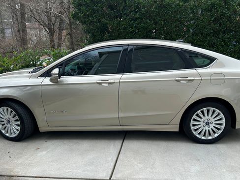 Used 2015 Ford Fusion SE image 1