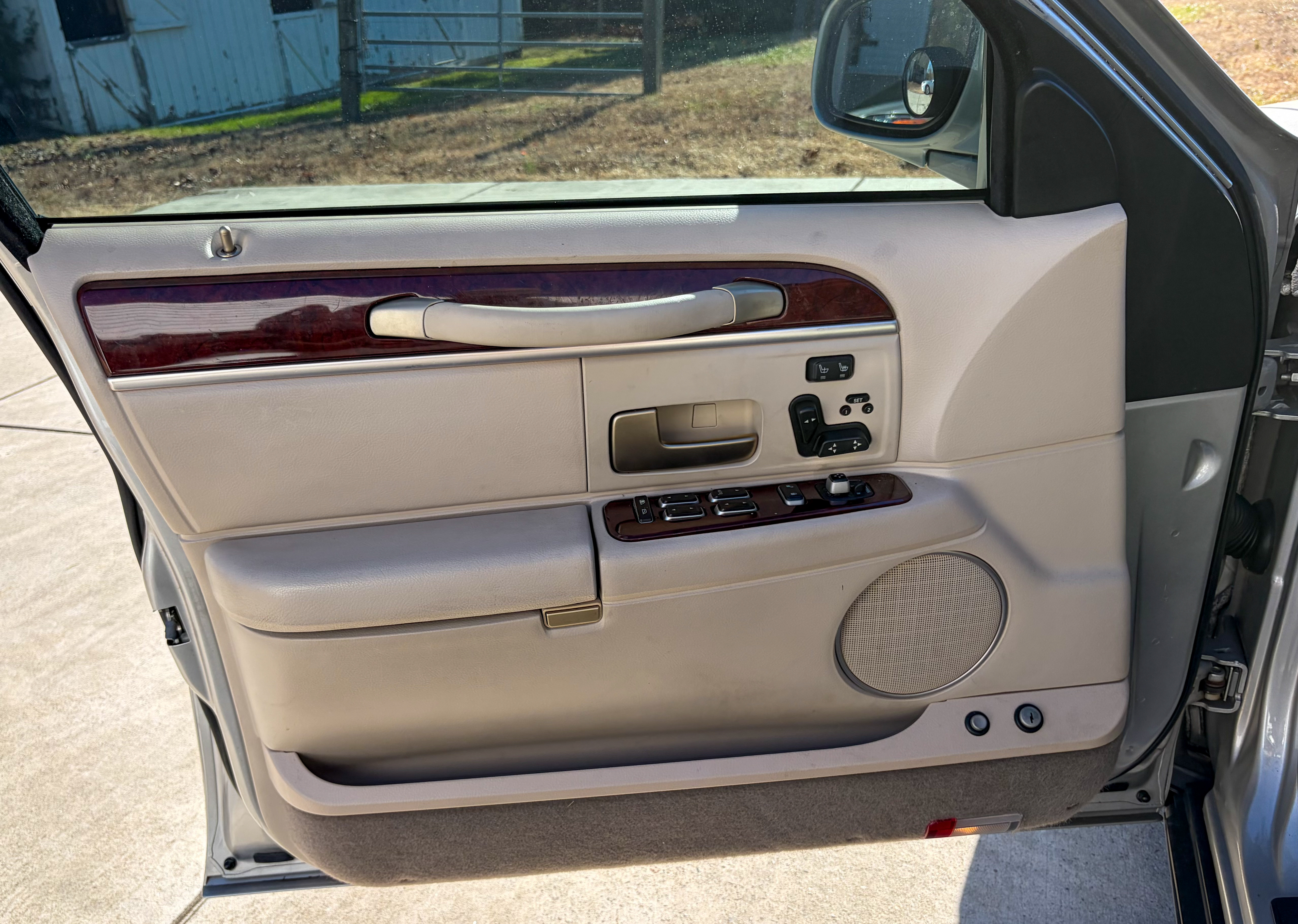 Used 2005 Lincoln Town Car Signature Limited RWD image 24