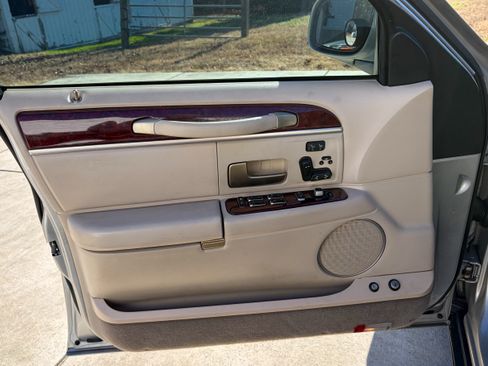 Used 2005 Lincoln Town Car Signature Limited image 24