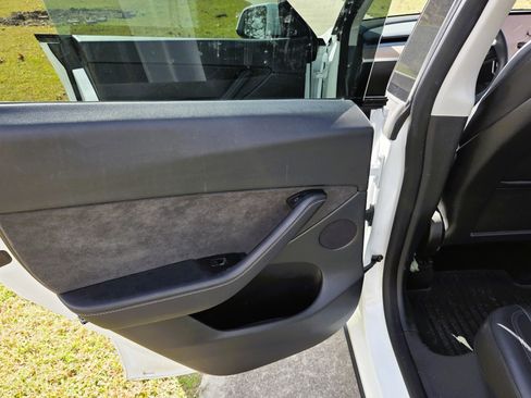 Used 2022 Tesla Model Y Long Range image 12