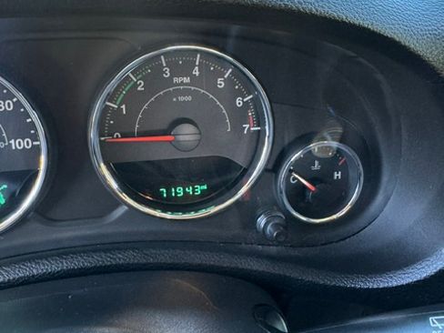 Used 2018 Jeep Wrangler Unlimited Sahara w/ Connectivity Group AWD/4WD image 11