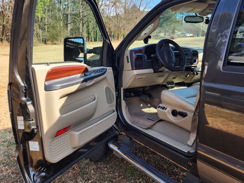 Used 2005 Ford F350 Lariat image 10