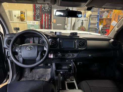 Used 2016 Toyota Tacoma SR w/ Towing Package image 13