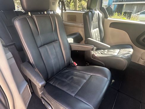 Used 2013 Chrysler Town & Country Touring image 12