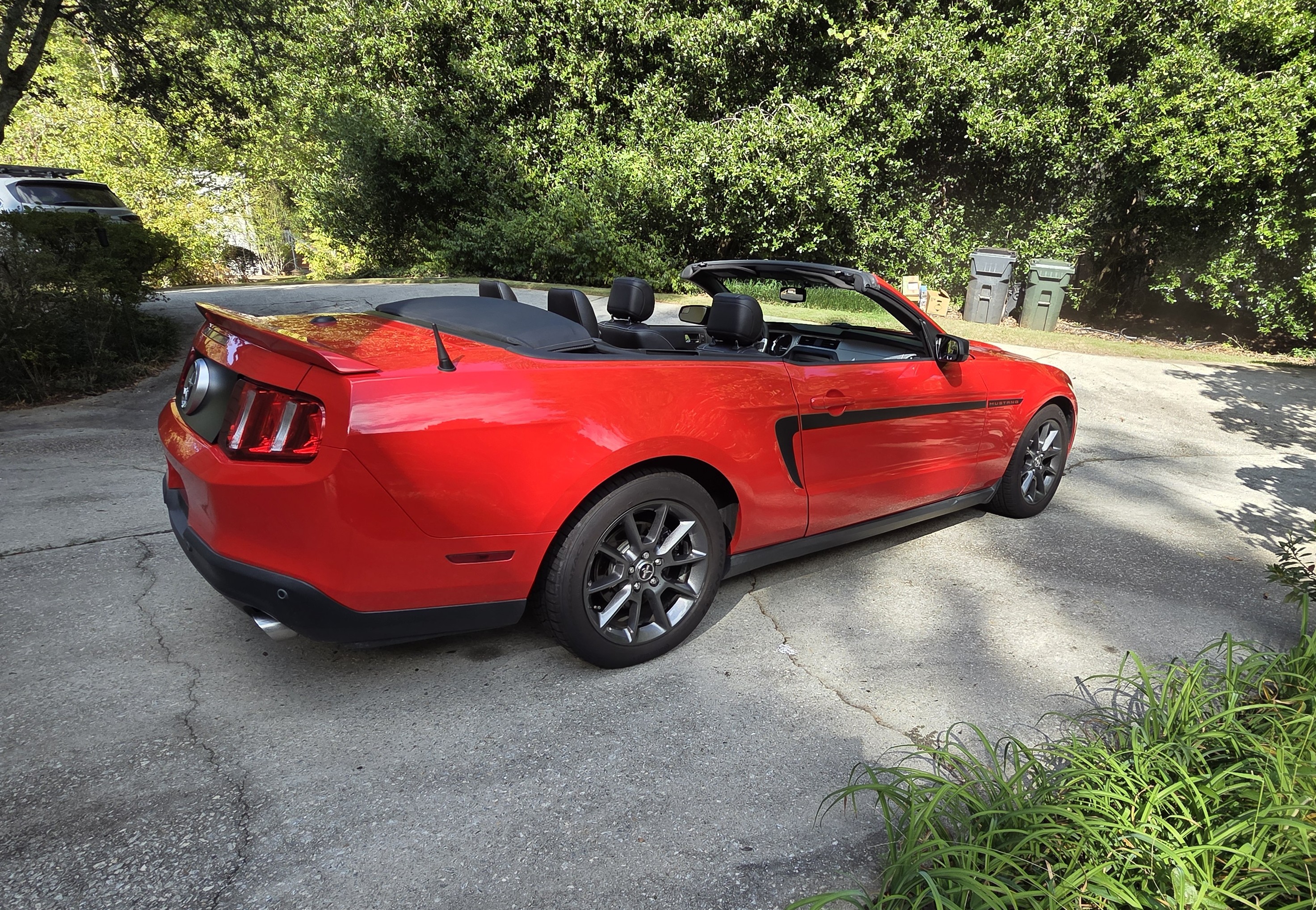 Used 2012 Ford Mustang Premium w/ Electronics Pkg RWD image 2