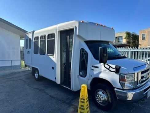 Used 2016 Ford E-350 and Econoline 350 Super Duty RWD image 10