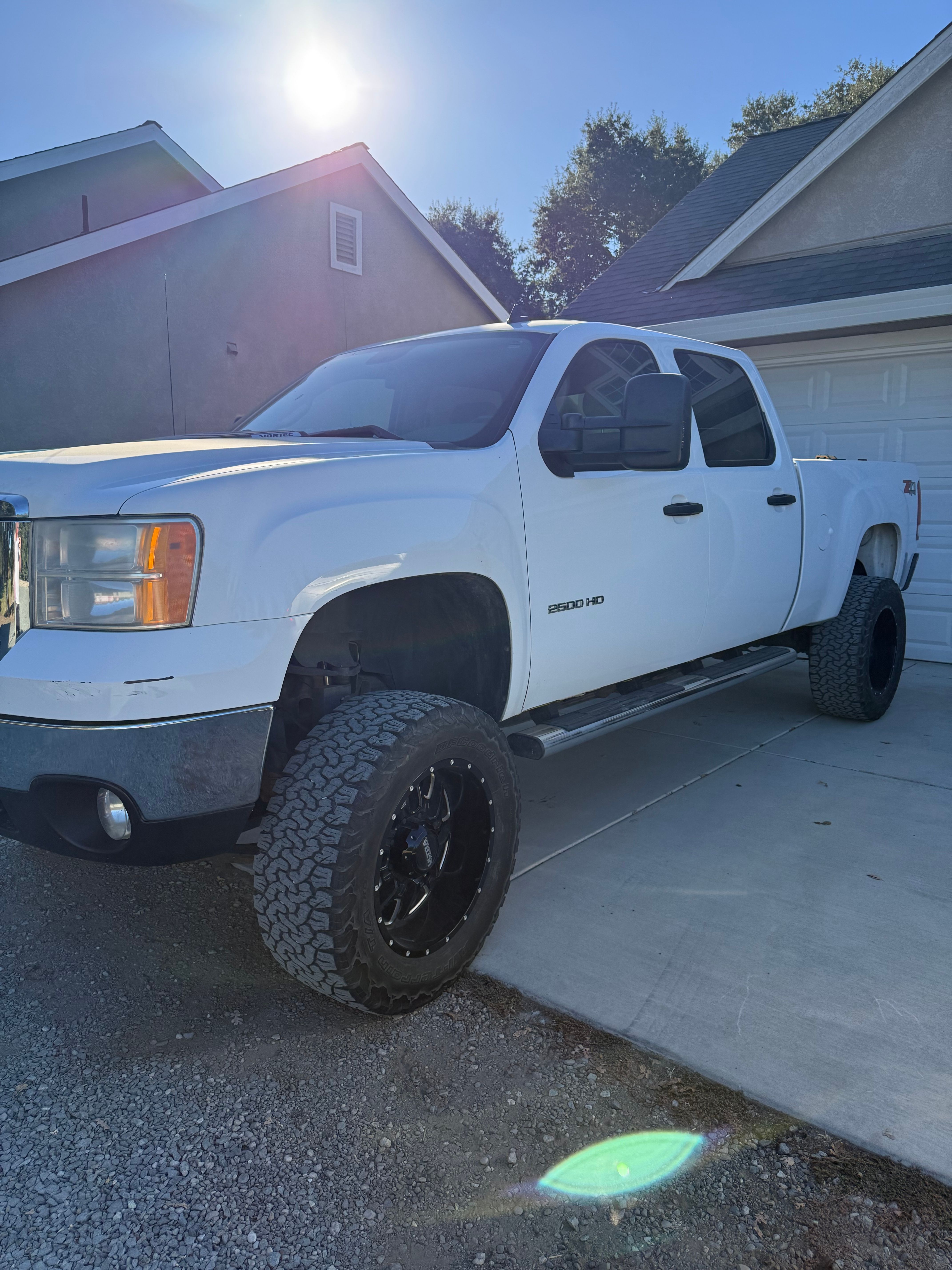 Used 2014 GMC Sierra 2500 SLE w/ SLE Preferred Package AWD/4WD image 2