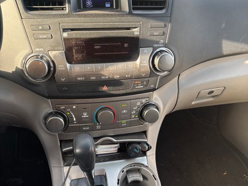 Used 2012 Toyota Highlander 4WD Hybrid w/ Cold Weather Pkg image 17
