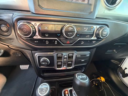 Used 2019 Jeep Wrangler Unlimited Sahara AWD/4WD image 11