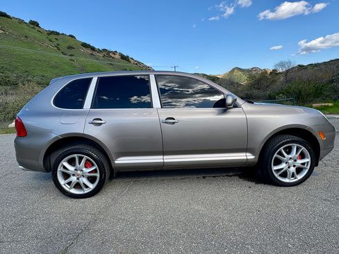 Used 2004 Porsche Cayenne Turbo image 2