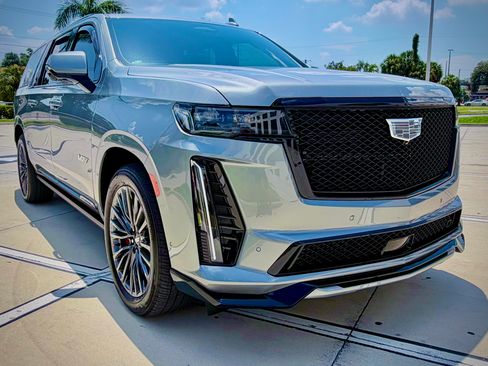 Used 2023 Cadillac Escalade ESV V AWD/4WD image 10