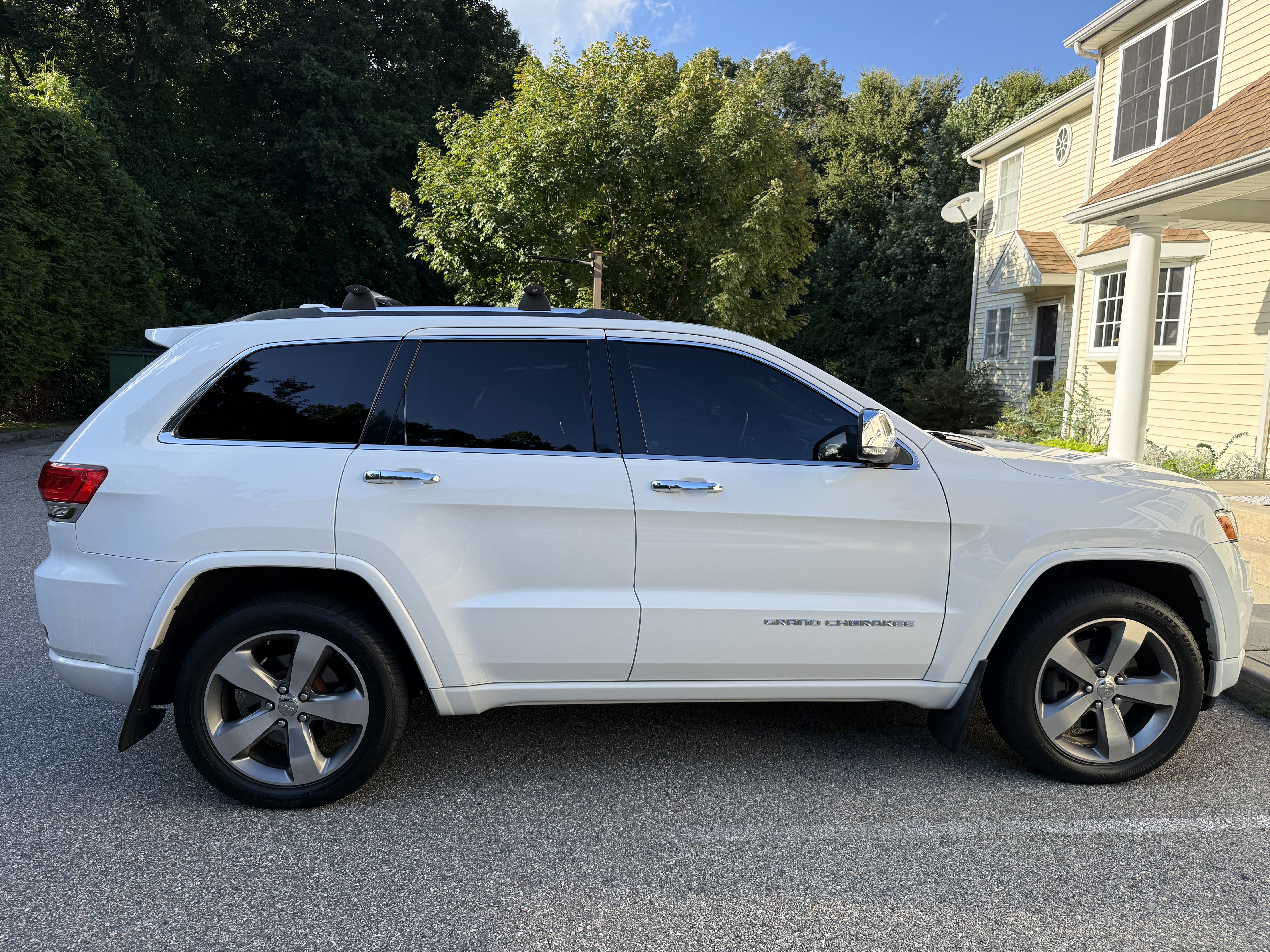 Used 2014 Jeep Grand Cherokee Overland w/ Advanced Technology Group AWD/4WD image 5