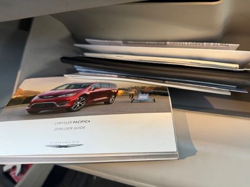 Used 2018 Chrysler Pacifica Limited image 16