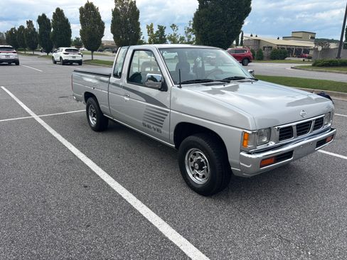 Used 1993 Nissan Pickup SE RWD image 2