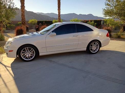 Used 2009 Mercedes-Benz CLK 350 Coupe image 2