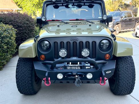 Used 2013 Jeep Wrangler Unlimited Sahara w/ Connectivity Group image 9