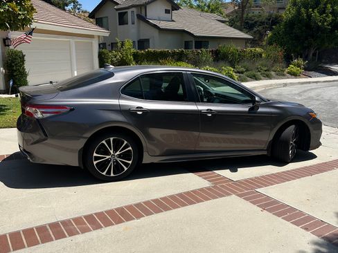 Used 2019 Toyota Camry SE w/ Convenience Package FWD image 4