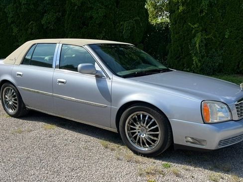 Used 2004 Cadillac De Ville w/ Equipment Group FWD image 2