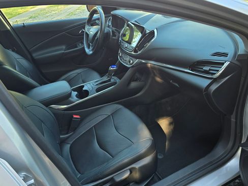 Used 2017 Chevrolet Volt Premier w/ Driver Confidence II Package FWD image 8