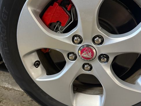 Used 2017 Jaguar XE image 6