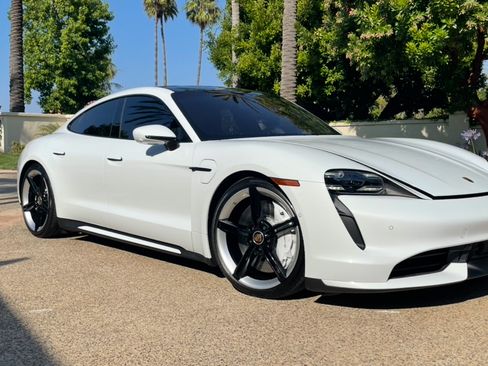 Used 2020 Porsche Taycan image 2