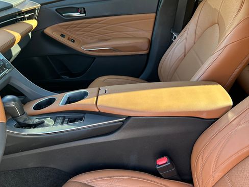 Used 2022 Toyota Avalon Limited image 9