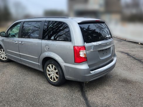 Used 2015 Chrysler Town & Country Touring w/ Driver Convenience Group image 9