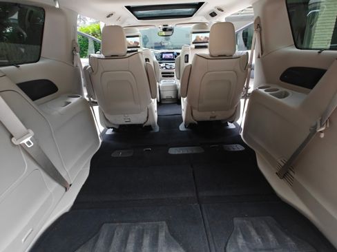 Used 2018 Chrysler Pacifica Limited w/ Advanced Safetytec Group FWD image 11