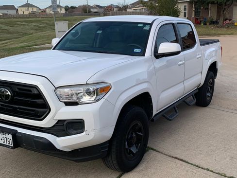 Used 2018 Toyota Tacoma SR image 1