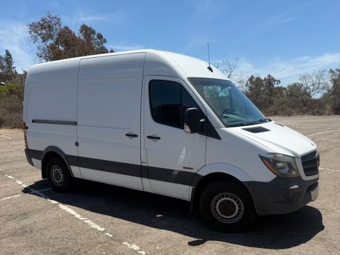 Used 2015 Mercedes-Benz Sprinter 2500 image 2
