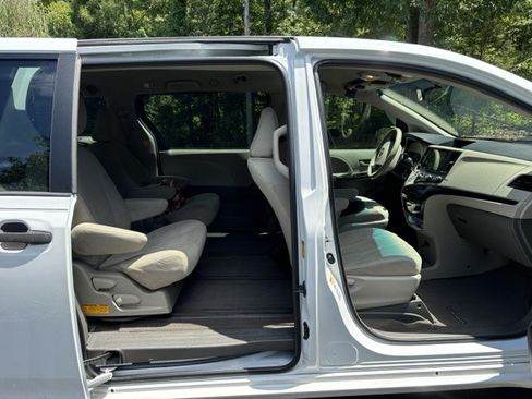 Used 2013 Toyota Sienna L FWD image 5