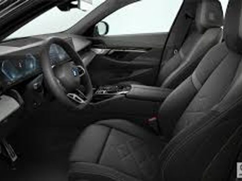 Used 2025 BMW 550e xDrive w/ Premium Package image 4