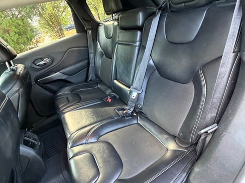 Used 2019 Jeep Cherokee Latitude Plus FWD image 19