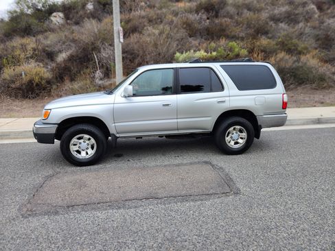 Used 2002 Toyota 4Runner SR5 image 1