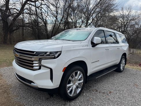 Used 2024 Chevrolet Suburban High Country w/ Advanced Technology Package image 2