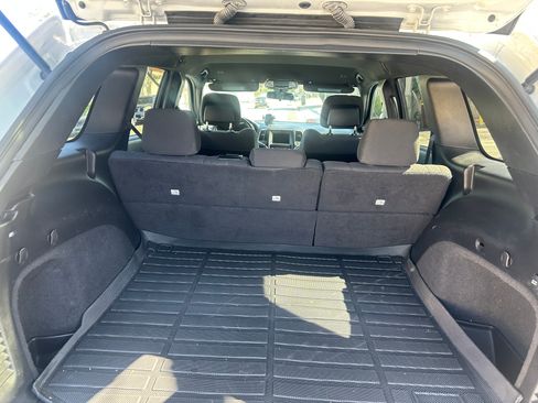 Used 2019 Jeep Grand Cherokee Laredo RWD image 16